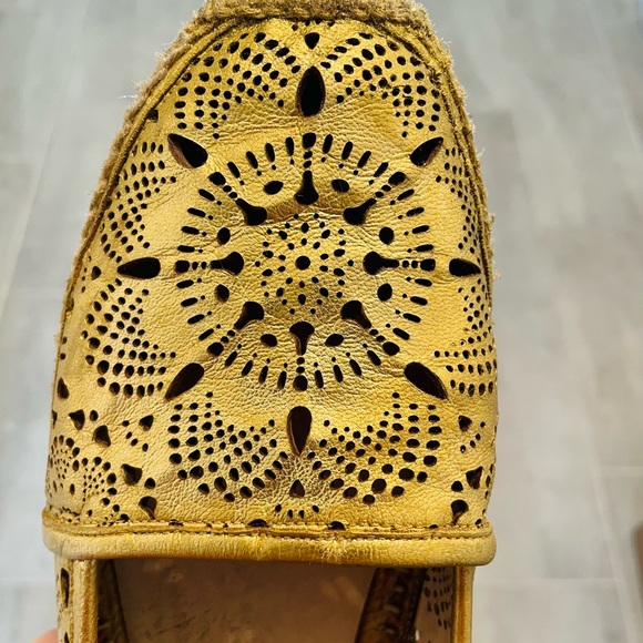 Authentic Burberry leather flats. Made in Spain. Size 8. Soft and comfy. - Picture 10 of 13